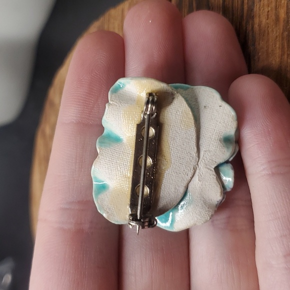 B816 Hawaiian flower porclein brooch vintage - Picture 2 of 2